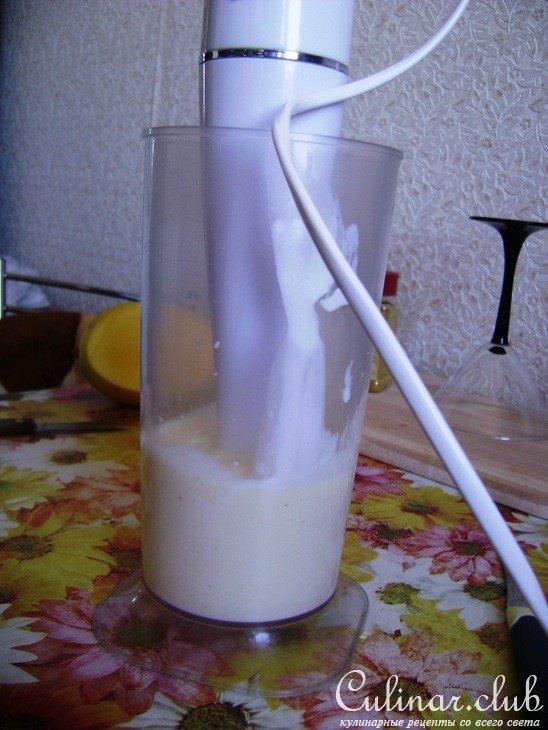 Ласси с манго, овсяными хлопьями и медом.