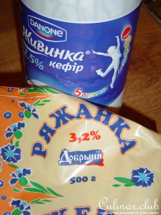 Коктейль кисло-молочный с бананами и ягодами