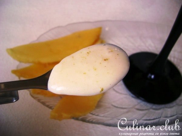 Ласси с манго, овсяными хлопьями и медом.