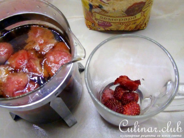 Холодный освежающий чай с ледяной клубникой.