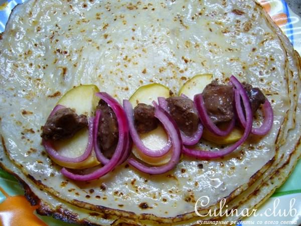Блины с печенью, яблоком и маринованным луком