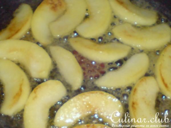 Блинные кулёчки с творогом,мёдом и карамелизироваными яблоками(День первый....)