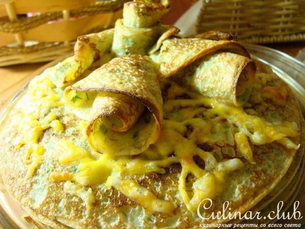 Блинный пирог с сыром и зеленью.