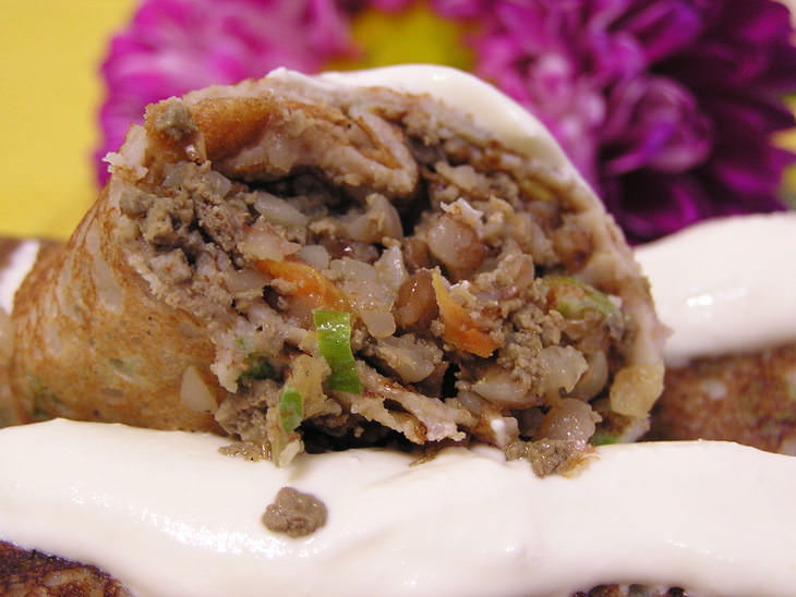 Блинчики ржаные с зеленым луком и начинкой из печени с гречкой.