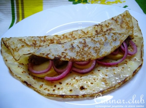 Блины с печенью, яблоком и маринованным луком