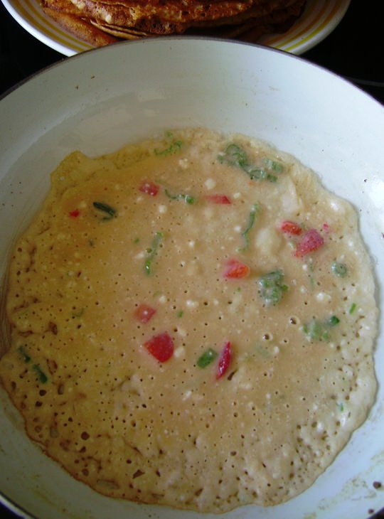 Блинчики закусочные кукурузные, с брынзой и овощами.