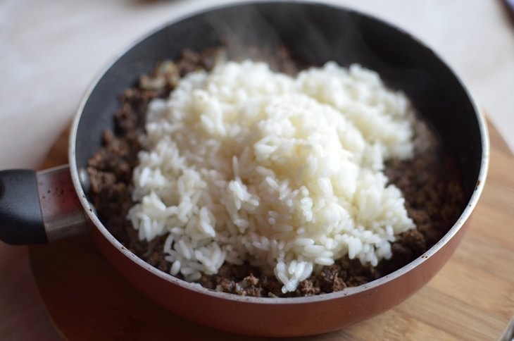 Блины с начинкой из субпродуктов и риса.