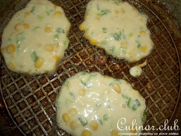 Кукурузные оладьи с зеленым луком