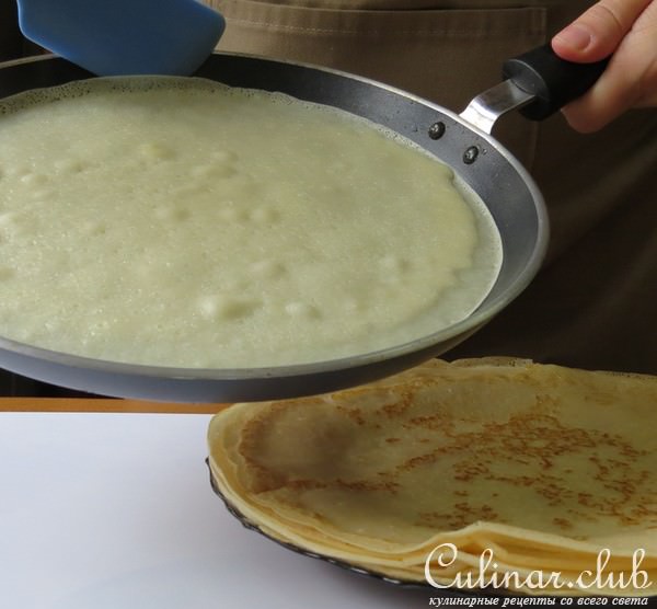 Блинный террин с шоколадным муссом, рикоттой и вишней