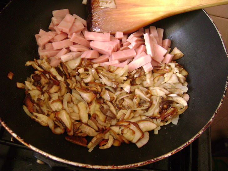 Блинчики по-пикардийски с грибами, сыром и ветчиной.