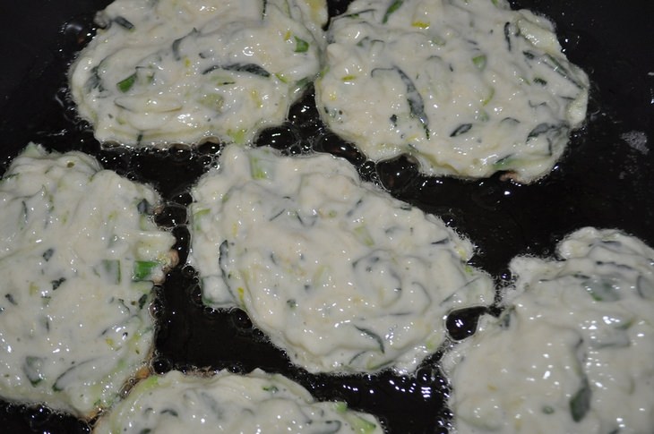 Оладьи из цукини с сырно-чесночным соусом.