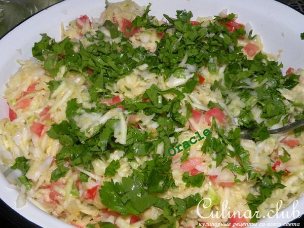 Оладушки из кабачков на сметане с помидором.