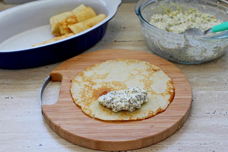 Блины с творогом и маком в сметанной заливке.