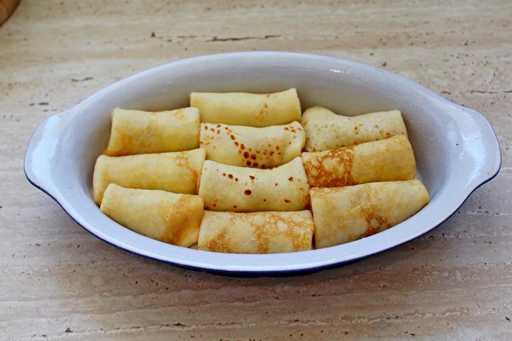 Блины с творогом и маком в сметанной заливке.
