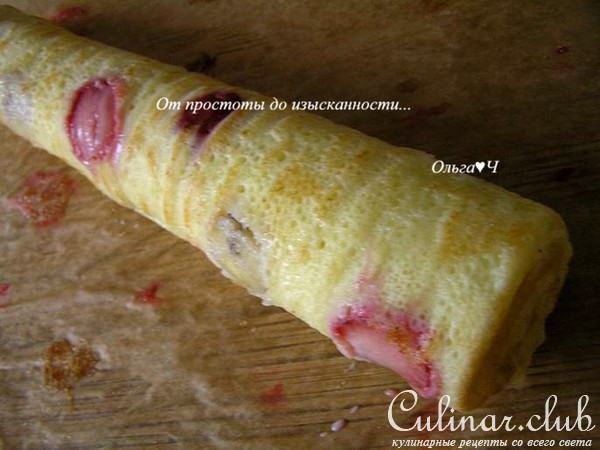 Блинные роллы с бананом и клубникой