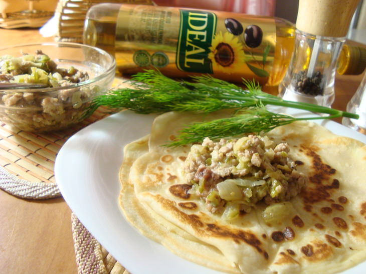 Блины фаршированные мясом и кабачком с луком.
