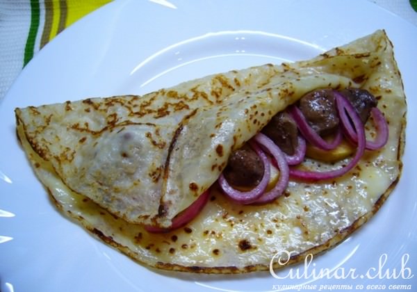 Блины с печенью, яблоком и маринованным луком