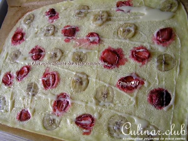 Блинные роллы с бананом и клубникой