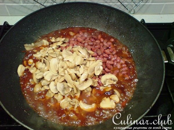 Баранина с фасолью и грибами