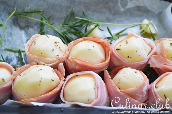 Картофель запеченный в беконе с травами и маслинами.