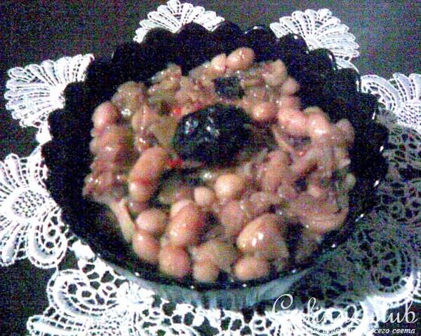 Фасоль, тушеная с черносливом и шампиньонами