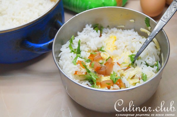 Фриттата с рисом и копчёной куриной грудкой.
