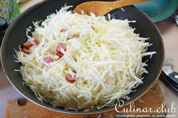 Капуста, тушенная с охотничьими колбасками и рисом.