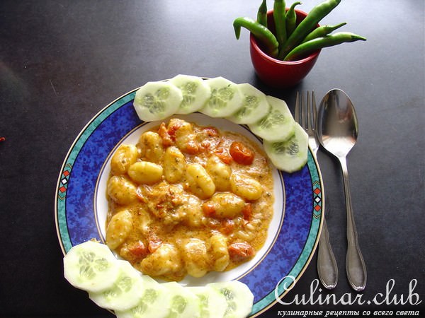 Gnocchi с помидорами-черри, моцареллой и чесночным маслом.