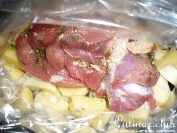 Свинная нога, запеченная в пакете на картофельной подушке