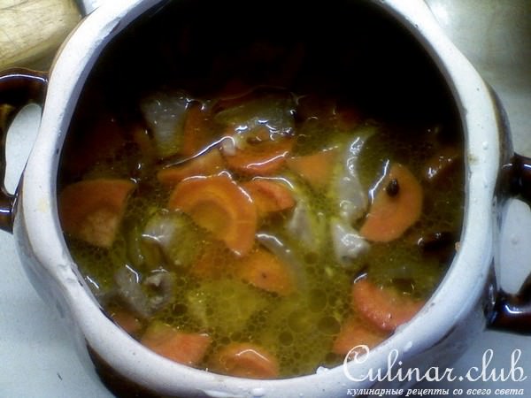 "Жаркое из индейки с овощами в горшочке"