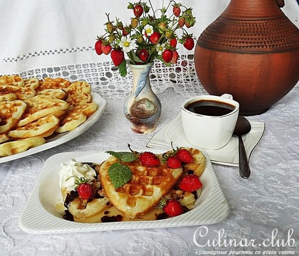 медовые вафли с шоколадом и земляникой.