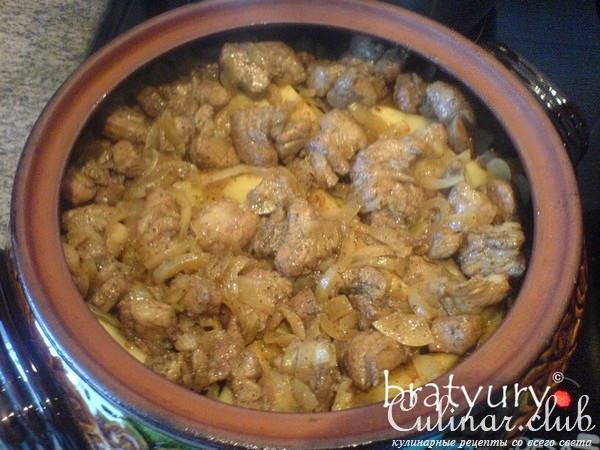 Картофель с мясом в горшке