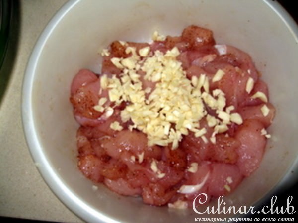 Грудинка куриная с луком.