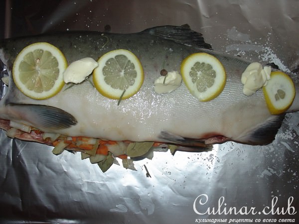 Рыба, запеченная с овoщами и лимоном.