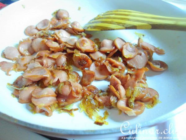 Картофель печёный, с горчичными сосисками.