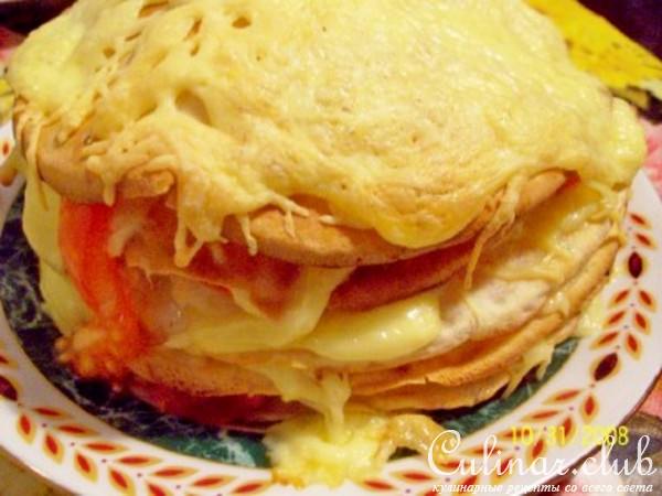 Блинчики с сыром и помидорами