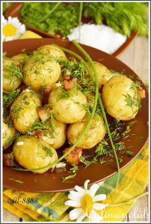 Молодой картофель с салом, чесноком и укропом.