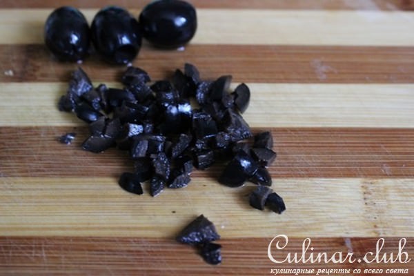 Шашлычки из курицы с соусом и салатом в средиземноморском стиле