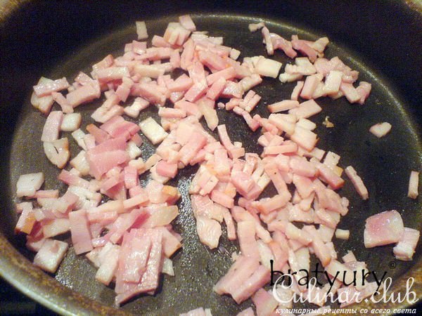 Пицца с грибами, беконом и свежим луком