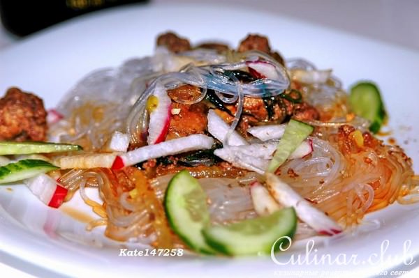 Рисовая лапша с куриной печенью и овощами, почти по-корейски.