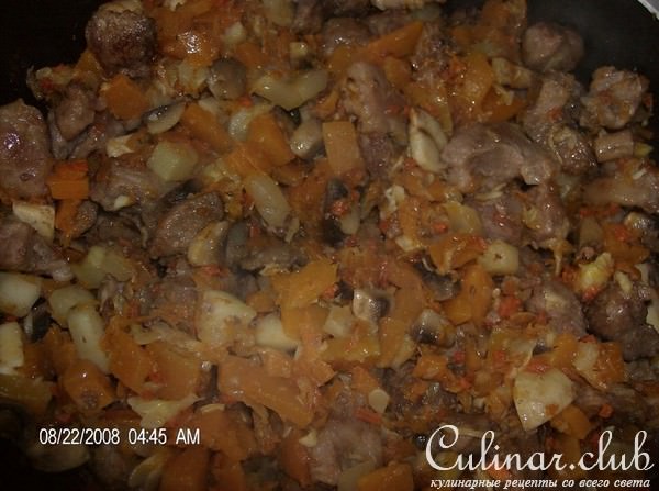 Мясо, тушенное с тыквой, овощами и грибами
