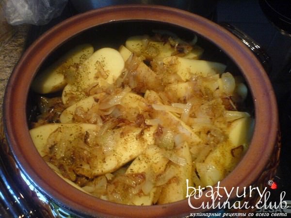 Картофель с мясом в горшке