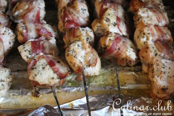 Шашлычки из курицы с соусом и салатом в средиземноморском стиле