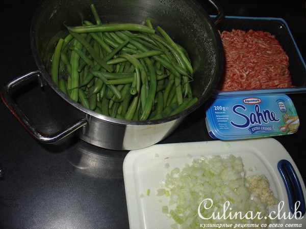 Сырный соус с фаршем и зеленой фасолью.