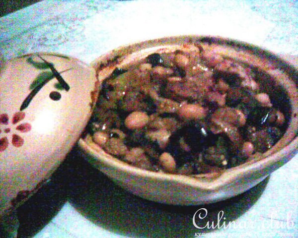 Горшочек с фасолью, курицей и баклажанами