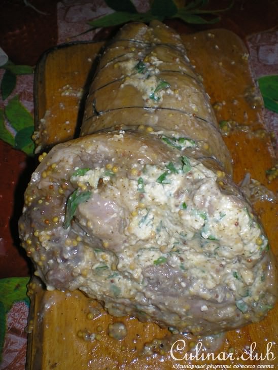Рулька фаршированая сыром
