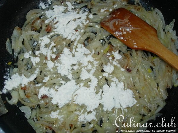 Рыба в сметанно-луковом соусе
