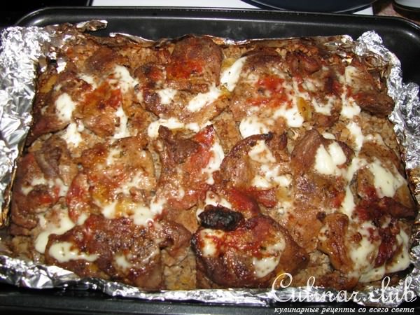 Маринованная свинина, запечёная с гречкой в фольге..