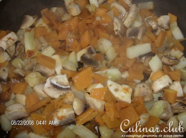 Мясо, тушенное с тыквой, овощами и грибами