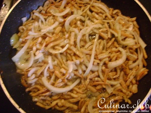Жареный кальмар в сметане с картофелем